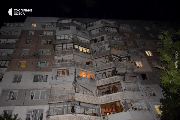 Ночная атака беспилотников на Одессу: обломки упали на жилой дом — три человека погибли