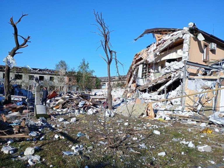 Ракетный удар по пригороду Днепра: под завалами дома нашли тело двухлетней девочки
