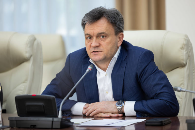 Премьер Речан против повышения цен на парковку у Кишиневского аэропорта