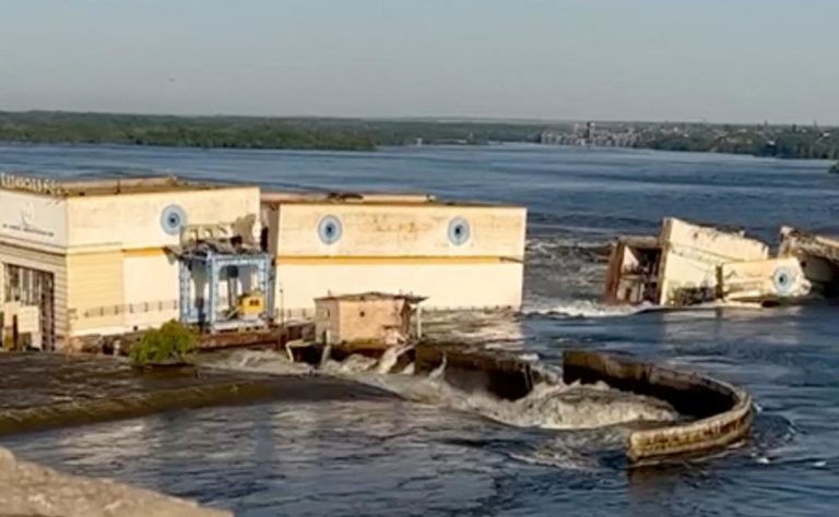 Украина: Россия подорвала плотину Каховской ГЭС, чтобы исключить возможность наступления ВСУ в Херсонской области