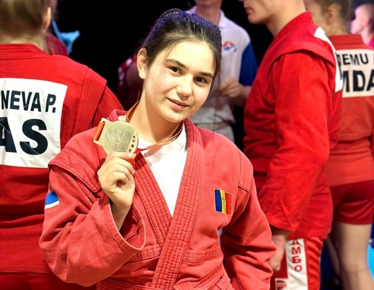 Самбистка из Гагаузии завоевала золотую медаль на чемпионате Европы среди школьников