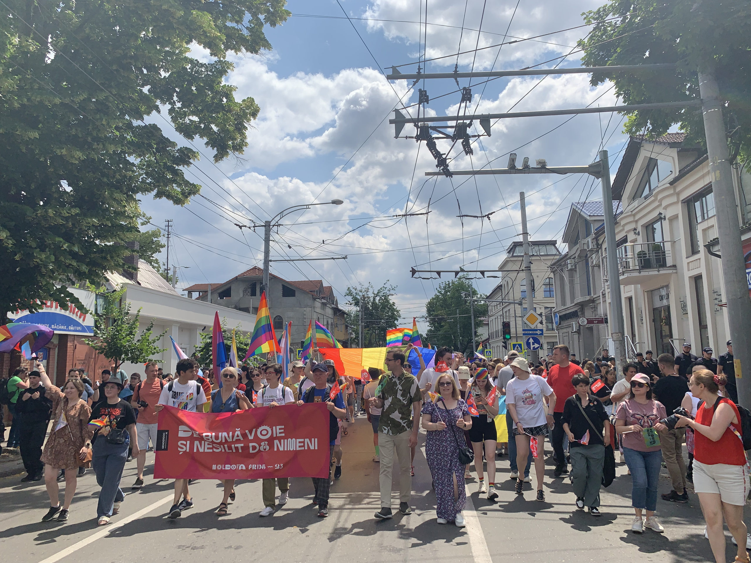 ФОТО) ЛГБТ-марш и контракция в поддержку «традиционных ценностей» в  Кишиневе — как это было - Nokta