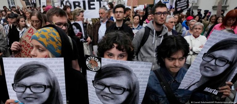 После смерти беременной в Польше прошли протесты против закона о запрете абортов