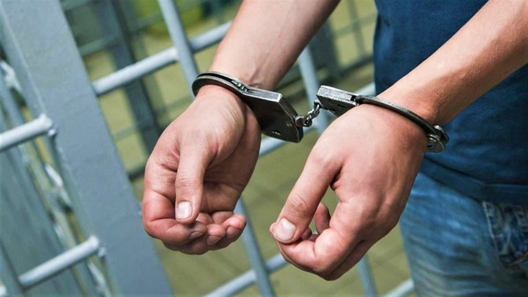 Два кишинёвца требовали у женщины 40 млн леев, угрожая взорвать её гранатой