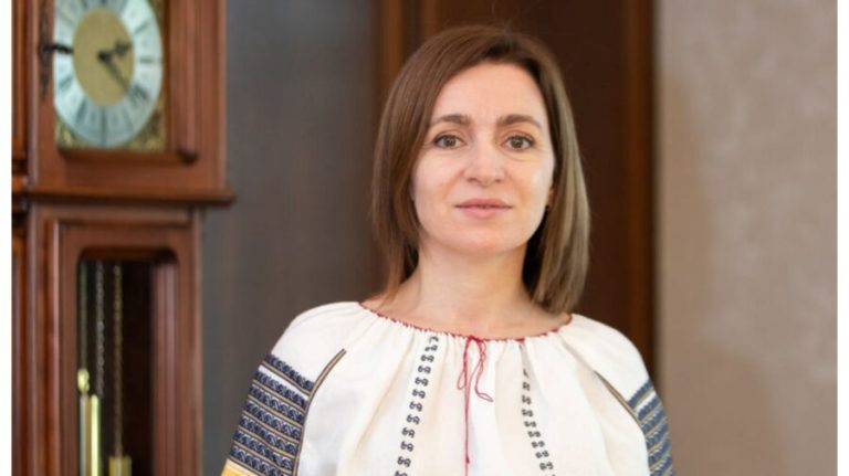 Санду поздравила с Днем национального костюма: Он отражает весь спектр нашей ДНК