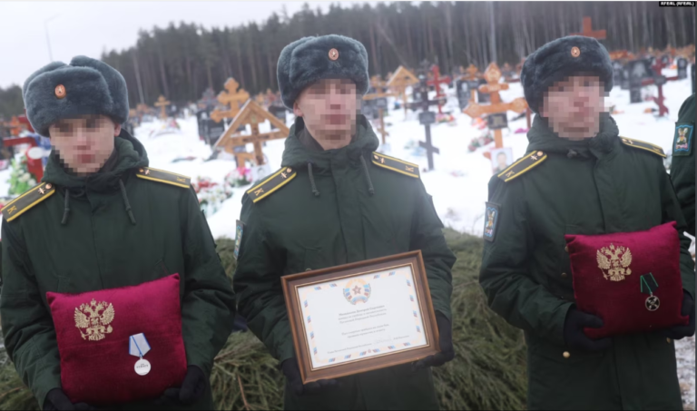 Деньги мимо налоговой, медали без удостоверения, могилы за тысячи километров — ради чего воюют заключённые в ЧВК Вагнер