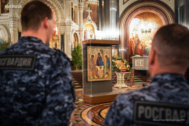 Икону «Троица» Андрея Рублёва выставили в храме Христа Спасителя — музейное сообщество заявило, что это может разрушить картину