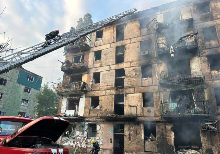 (ФОТО/ВИДЕО) Ночью в Кривом Роге российская ракета ударила в жилую пятиэтажку