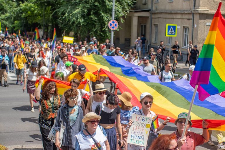 (ФОТО) ЛГБТ-марш и контракция в поддержку «традиционных ценностей» в Кишиневе — как это было