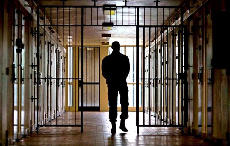 «Продавали дрова» из тюрьмы и обманули на 100 тысяч леев: раскрыта мошенническая схема заключённых из Леовы