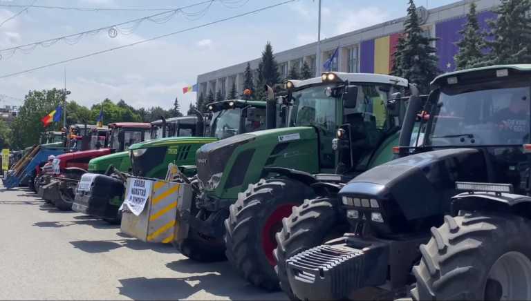 (ФОТО/ВИДЕО) В Кишинёве фермеры выстроили технику на площади перед правительством