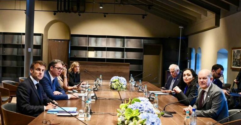 Президенты Косово и Сербии встретились в Молдове в присутствии Макрона и Шольца