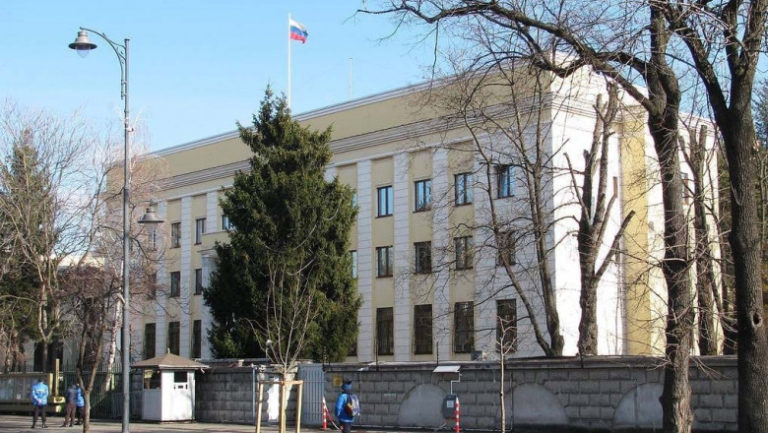 Бухарест обязал российское посольство отправить 40 сотрудников обратно в Москву