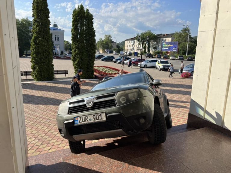 (ФОТО/ВИДЕО) На ступеньки примарии Хынчешт заехала машина в знак протеста