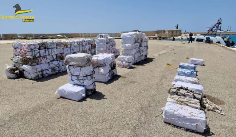 Итальянская полиция нашла у побережья 5 тонн кокаина почти на миллиард долларов