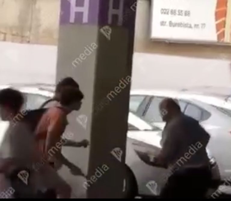 (ВИДЕО) В Кишинёве группа молодых людей напала с молотком на охранника Kaufland, сделавшего им замечание