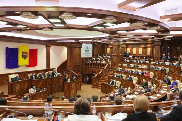 Депутатам могут запретить занимать публичные должности, но разрешить частную деятельность — решение примет Конституционный суд