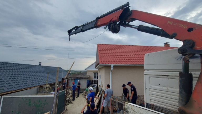 (ФОТО) Спасатели в Тараклии 33 часа пытались вытащить мужчину из колодца, он умер