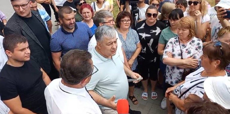 Потасовка и митинг за патенты: как прошло заседание гагаузских депутатов
