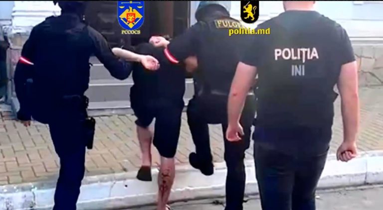 (ВИДЕО) Блогера Dima White задержали за съемку несовершеннолетней с обнаженной грудью