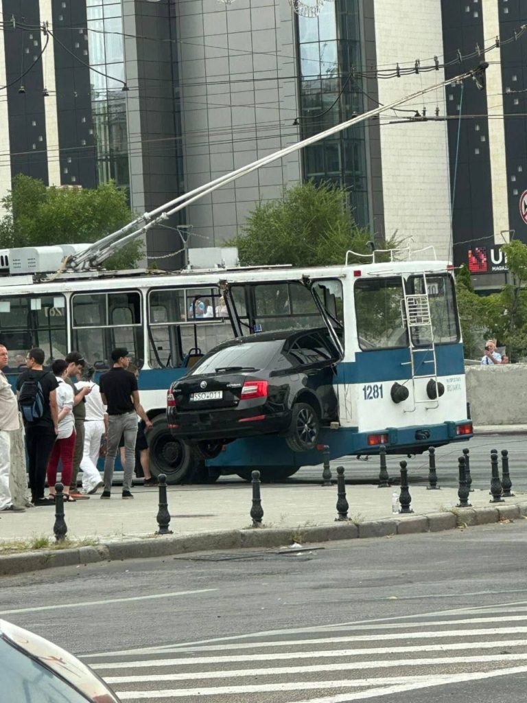 В Кишинёве засняли машину, застрявшую в троллейбусе после аварии — выяснилось, что это съёмки кино