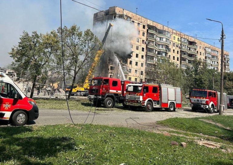 (ФОТО) В Кривом Роге ракета попала в многоэтажку, есть погибшие и раненые