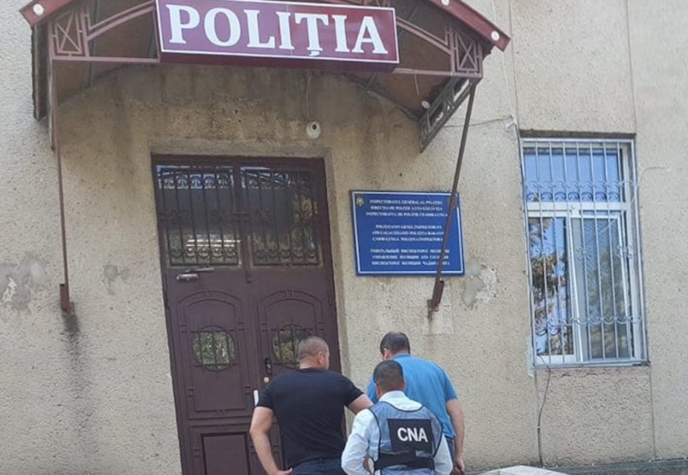 (ФОТО) В Чадыр-Лунге после 8 обысков задержали двух полицейских и работника скорой