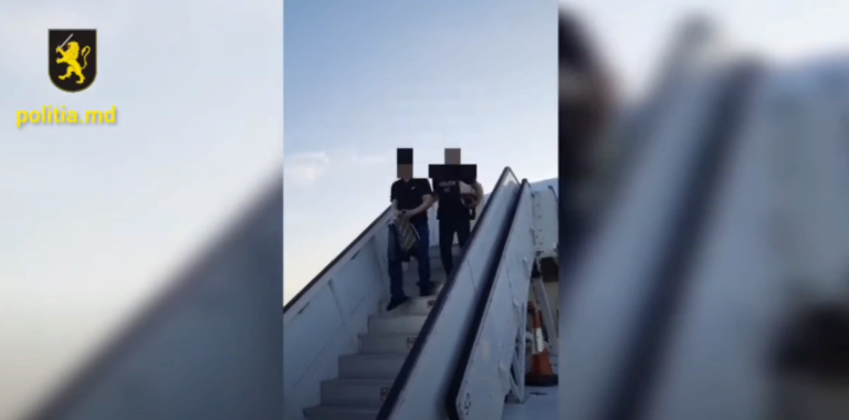 (ВИДЕО) Двух граждан Молдовы экстрадировали из России