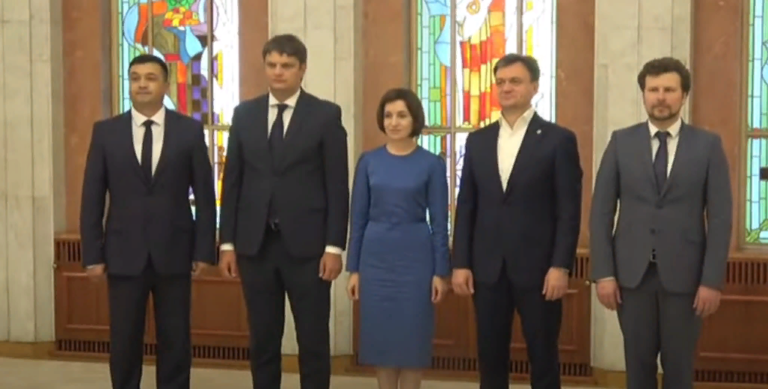 (ВИДЕО) Новые министры правительства Речана принесли присягу
