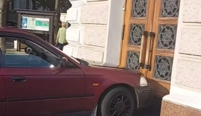 (ВИДЕО) Машина заблокировала вход в мэрию Кишинева: Чебан обвиняет PAS, партия подает в суд