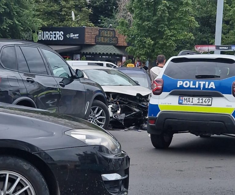 (ФОТО/ВИДЕО) В Кишинёве серьёзная авария на виадуке: 3 пассажира такси в больнице