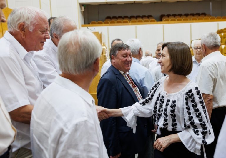 Санду встретилась с депутатами Парламента 90