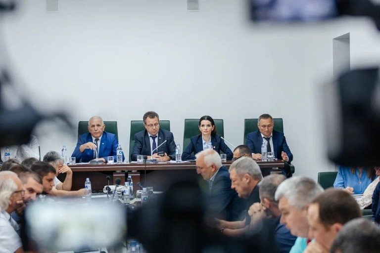 Гуцул обвиняет депутатов, митингующие просят больше денег — как прошло (НЕ)утверждение структуры Исполкома Гагаузии