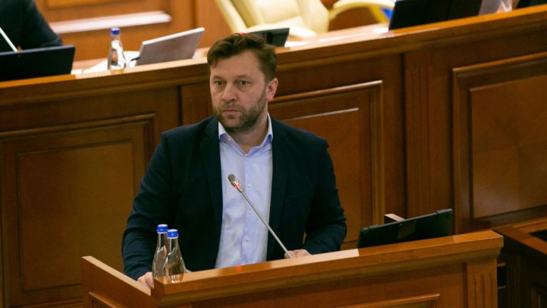 Чебан заявил, что нужно «дать PAS в морду», Алайба: «Русская водка вызывает агрессию»