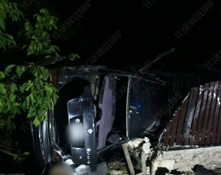 В Каменке подросток с друзьями угнал машину отца и врезался в забор — один человек погиб, четверо в реанимации