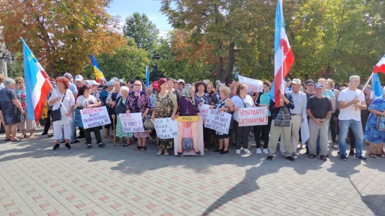 «Если дадут чуть больше денег, будут говорить другое про меня» — Константинов о провокационных плакатах на митинге