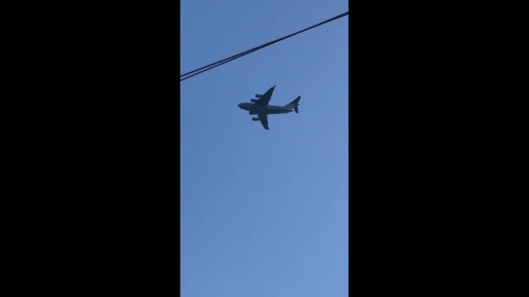(ВИДЕО) В небе над Молдовой заметили американский военный самолет
