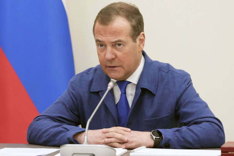 Медведев пригрозил аннексировать Абхазию и Южную Осетию