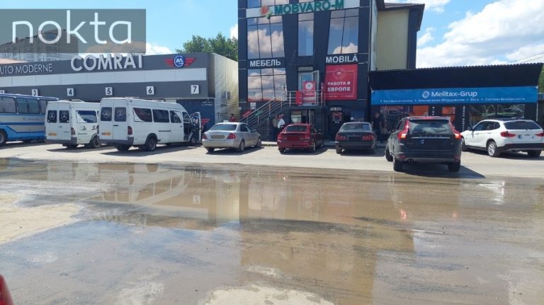 Из-за прорыва канализации по центру Комрата текут вонючие «реки»