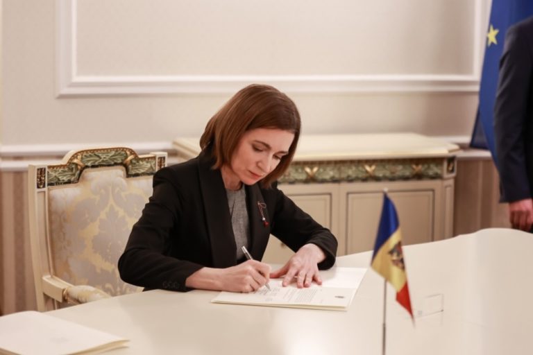 Ручку, которой Санду подписала заявку на вступление Молдовы в ЕС, продали на аукционе за 6000 евро
