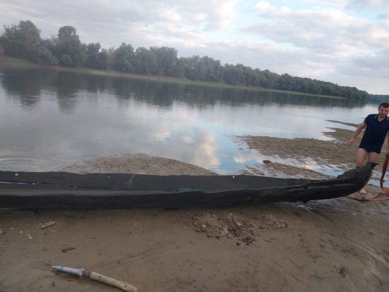 Со дна Днестра подняли древнюю лодку моноксил, ей может быть тысяча лет