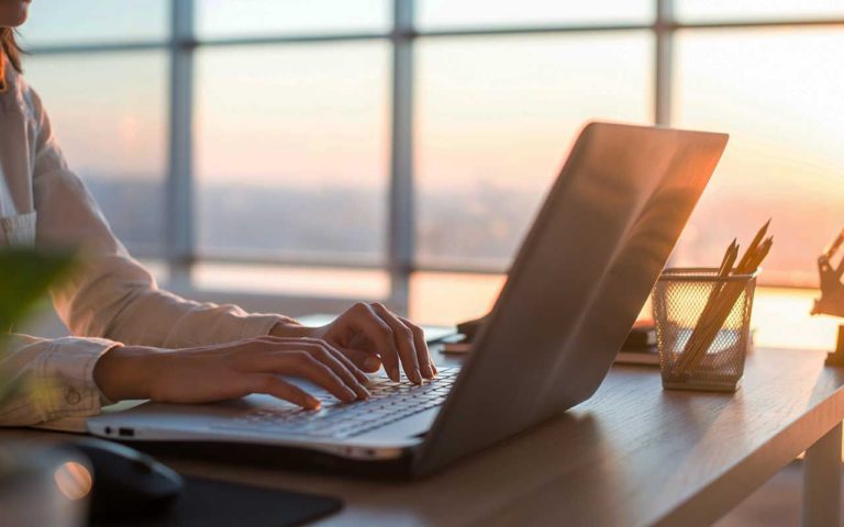Опрос: 1 из 5 граждан Молдовы всегда работает в отпуске, у около 19% не было отпуска летом