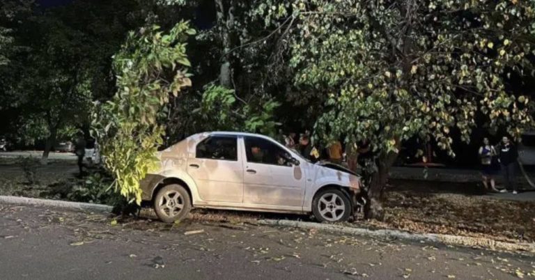Во Флорештах полицейский сел пьяным за руль и попал в аварию