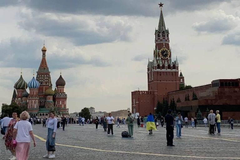На Красной площади задержали активистку, завернувшуюся во флаг Украины. И отпустили