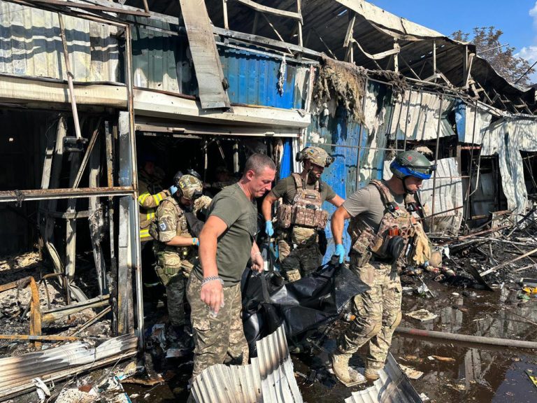 Российская армия днём обстреляла рынок в Константиновке, погибли 16 человек