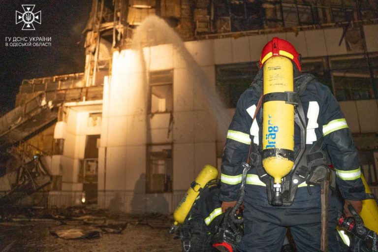 Ночью Одесса и область вновь подверглись масштабной атаке. Пострадал морвокзал и сгорела гостиница