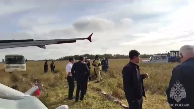 Российский пассажирский самолёт аварийно сел в поле под Новосибирском