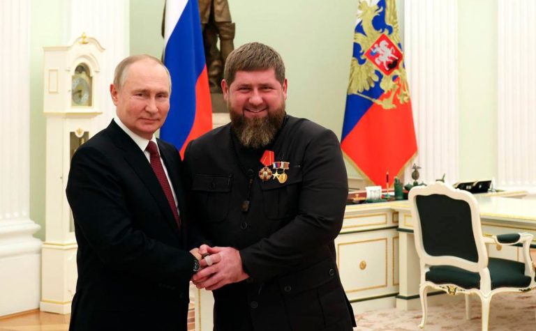 Кадыров наградил Путина орденом Кадырова. Спустя 16 лет