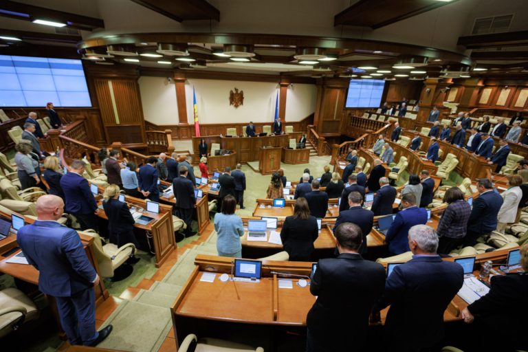 Парламент Молдовы почтил память жертв терактов ХАМАС и поддержал Израиль декларацией