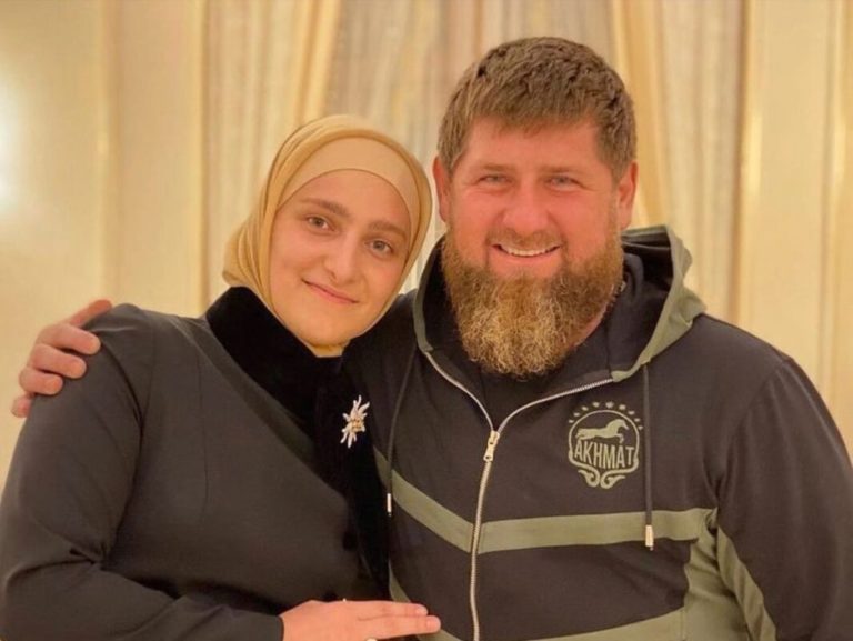 Дочь Кадырова стала вице-премьером Чечни. До этого такую же должность получил ее муж